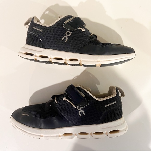 On Cloud Play Navy Blue Kids Shoes - Picture 2 of 11